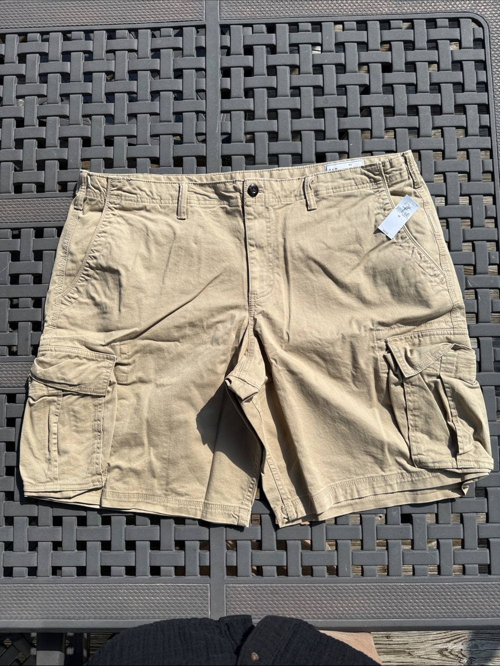 GAP Men's Khaki Cargo Shorts with Multiple Pockets Size 42